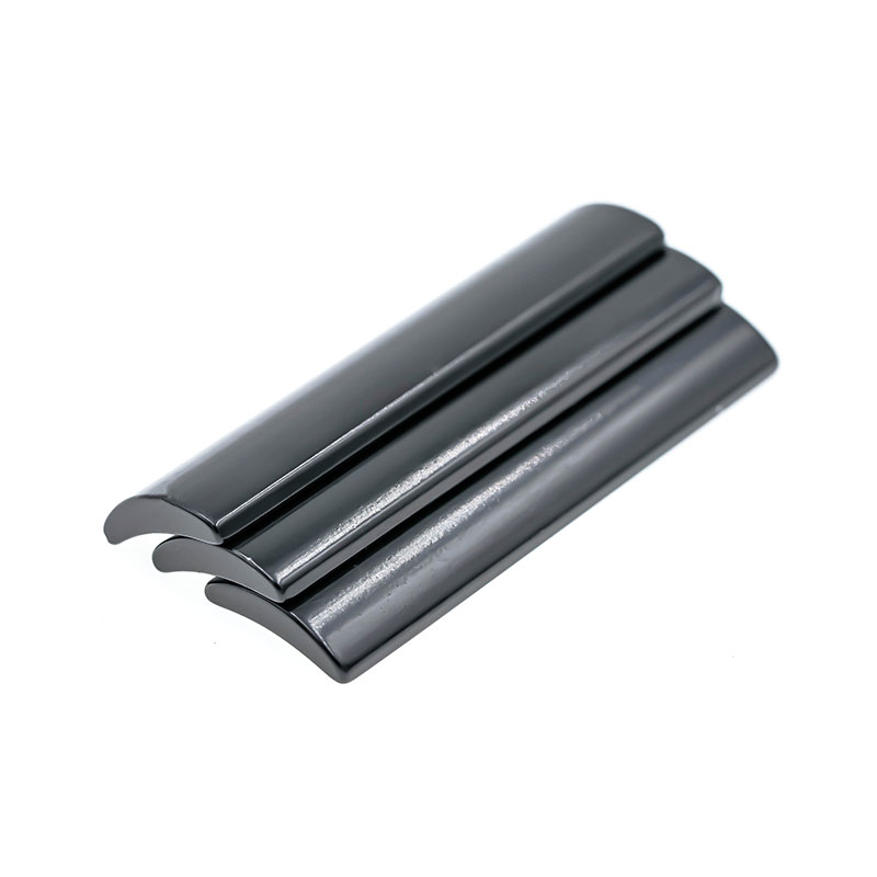 Aimant permanent arc/tuile/segment